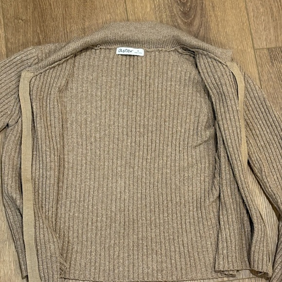 Tan Ribbed Cropped Zip Up Swester - Picture 5 of 6